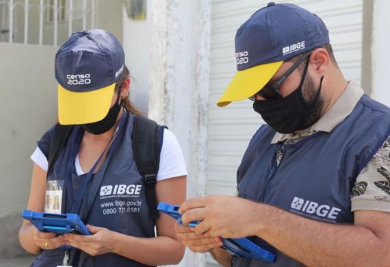 Pesquisadores do IBGE com seus instrumentos de trabalho/pesquisa de campo.