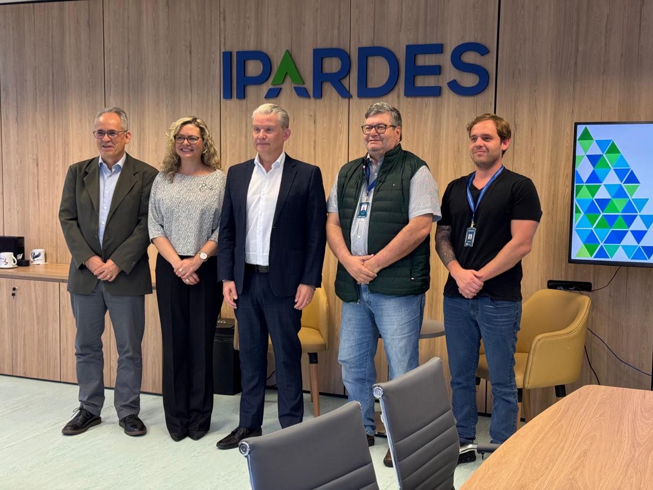 IPARDES recebe controladora-geral do Estado, Louise Garnica, para palestra sobre Compliance