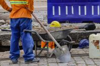 Homens trabalhando na construção 