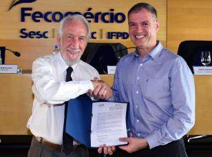 Darci Piana e Carlos Pessoa na assinatura de convênio entre Fecomércio-PR e Ipardes.
