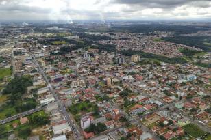Foto do município de Araucária, no Paraná / Notícia sobre a economia do Paraná em meio à pandemia.