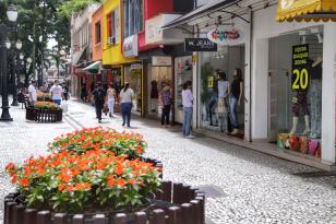 Foto xomércio Rua XV de Novembro, em Curitiba, relacionada à notícia sobre o boletim econômico semanal durante pandemia