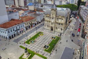 Praça no Centro de Curitiba, onde se ergue o prédio histórico Paço da Liberdade / Notícia sobre a economia em tempos de pandemia