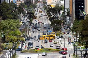 Foto diurna da Avenida Cândido de Abreu, principal rua do bairro Centro Cívico em Curitiba