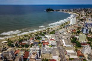 Vista da cidade e da praia de Guaratuba, com o mar a perder de vista