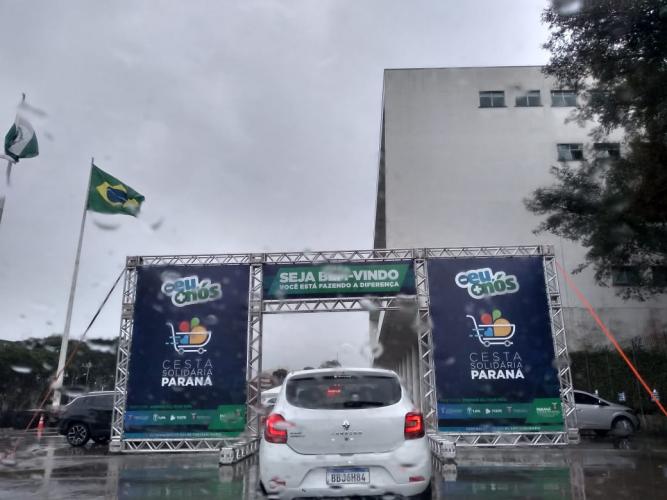 Carro entrando no local de arrecadação dos donativos da Campanha Cesta Solidária Paraná
