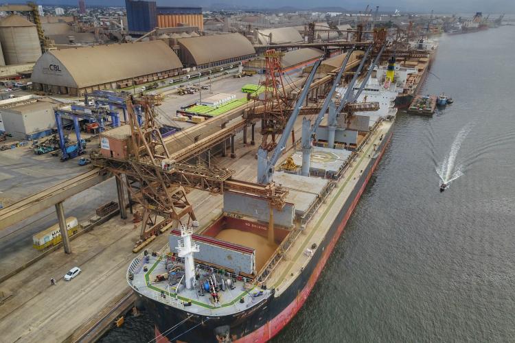 Navio no Porto de Paranaguá