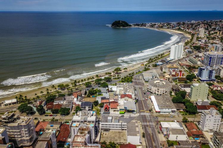 Vista da cidade e da praia de Guaratuba, com o mar a perder de vista