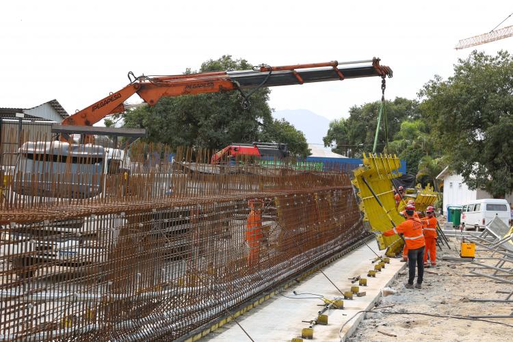 Homens trabalhando na construção da ponte de Guaratuba