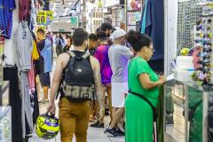 Londrina, 28 de julho de 2023 - Comércio em shopping popular na cidade de Londrina.