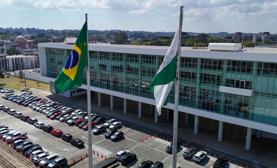Antecipação do 13º salário dos servidores terá impacto de R$ 148 milhões no PIB do Paraná