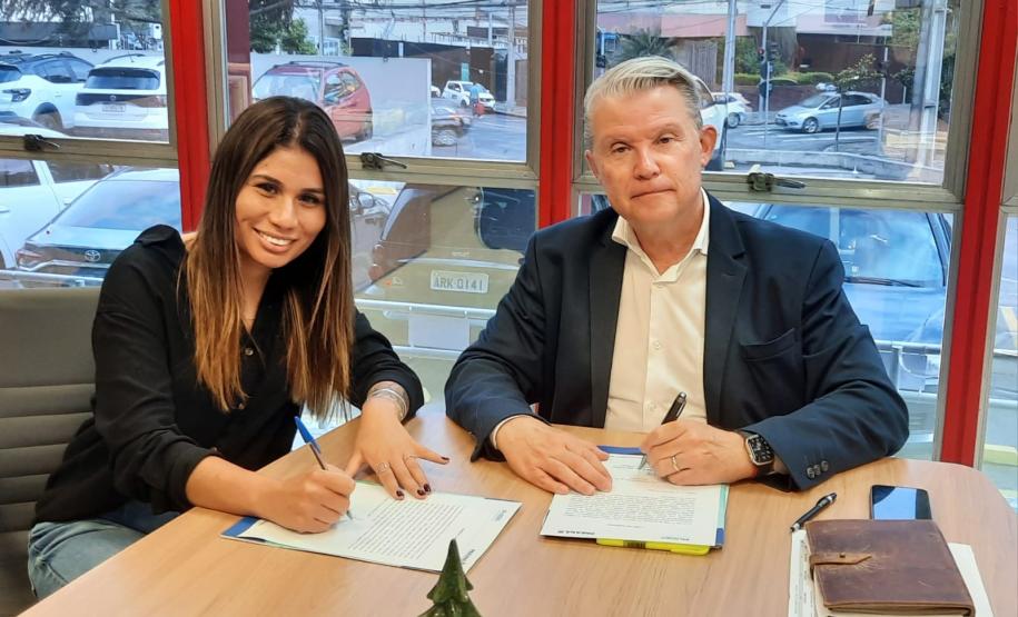 IPARDES empossa nova servidora