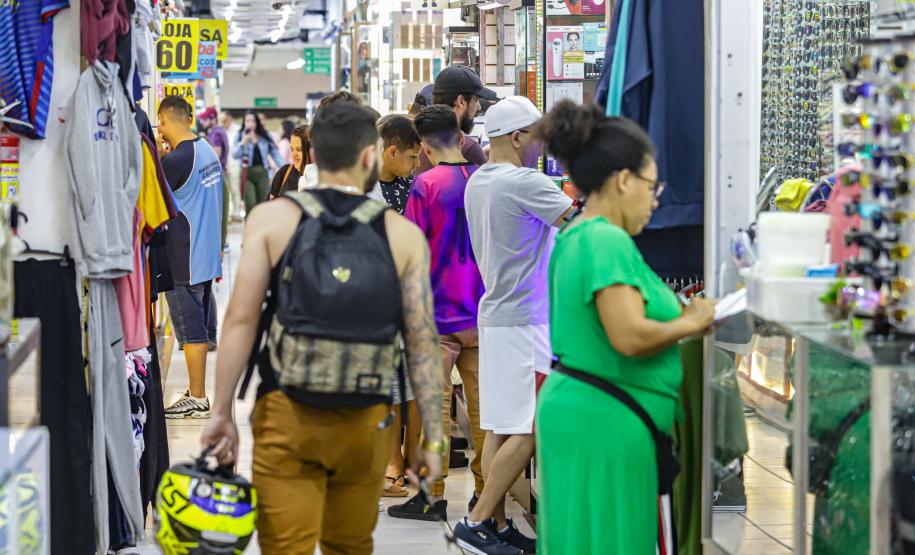 Londrina, 28 de julho de 2023 - Comércio em shopping popular na cidade de Londrina.