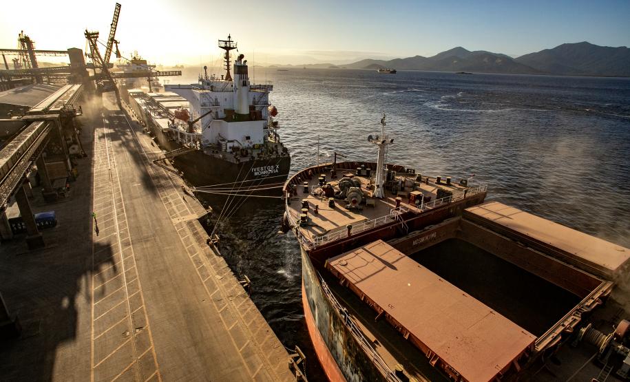 Máquinas e agronegócio em alta: exportações do Paraná crescem 3,7% em 2026