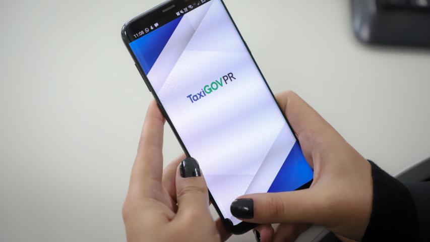 Celular com app TaxiGov